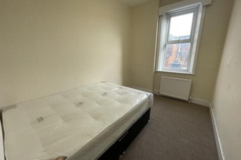 Bright single bedroom with a comfortable mattre...