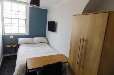 Bright, neatly presented double bedroom with a ...