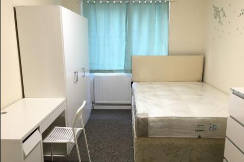 Bright and tidy double bedroom featuring a clea...