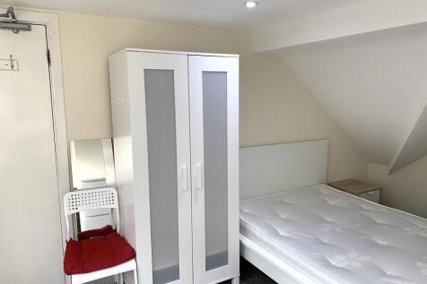 A clean and tidy double bedroom featuring a com...