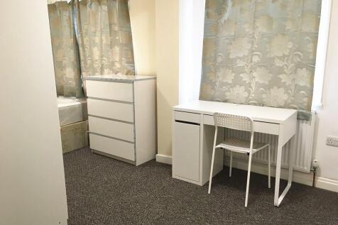 Bright and tidy single bedroom featuring a clea...