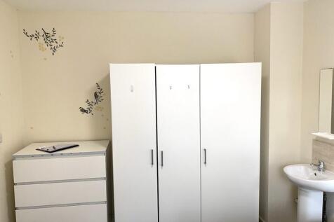 A neat and well-maintained double bedroom featu...