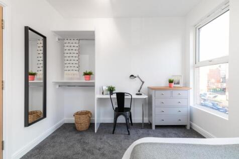 Bright, neatly presented double bedroom with a ...