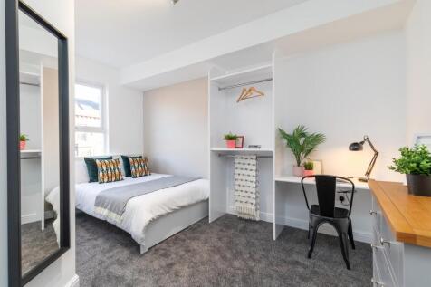Bright, neatly presented double bedroom with a ...
