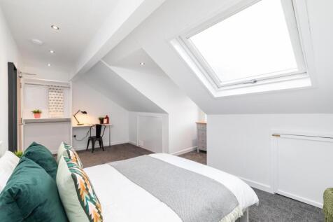 Bright, stylish attic double bedroom with a com...