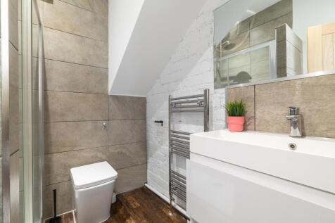 Modern bathroom with a wall-mounted vanity and ...