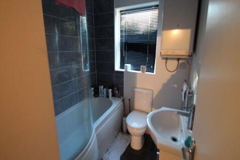 Well-presented bathroom with a combined bath/sh...