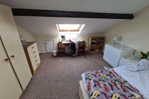Bright, cosy attic double bedroom with sloped c...