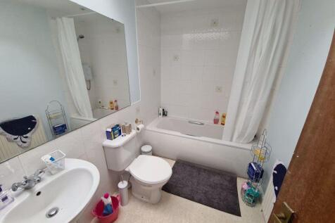 Bright, well-maintained bathroom with a full-si...