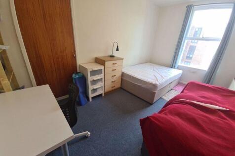 Bright, tidy double bedroom with a large window...