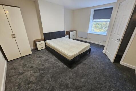 Bright, well-presented double bedroom with a la...