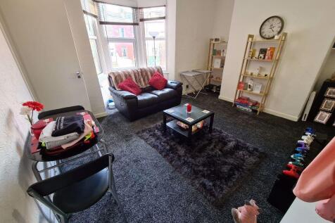 Bright, well-presented living room with a bay w...