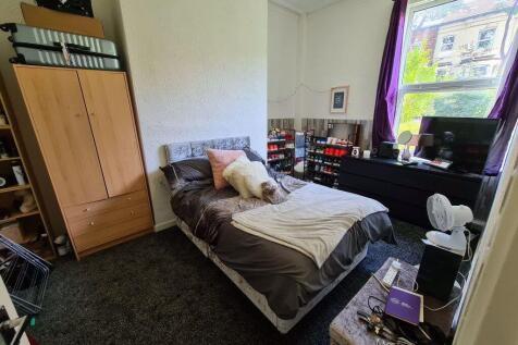 Bright, well-kept double bedroom with a large w...