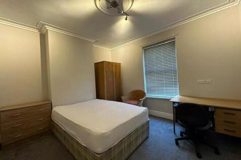 A cozy double bedroom featuring a comfortable m...