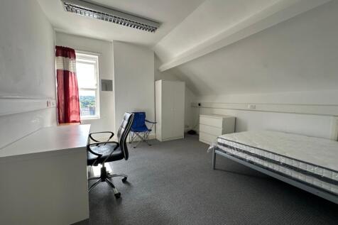 A bright, well-maintained single bedroom featur...