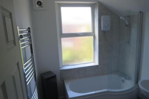 Bright and clean bathroom suite featuring a mod...