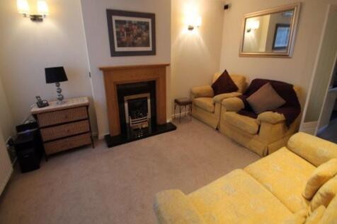 Bright, well-kept living room with cosy seating...