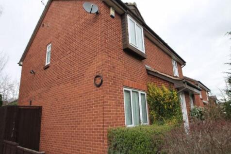 Well-maintained red-brick semi-detached house w...