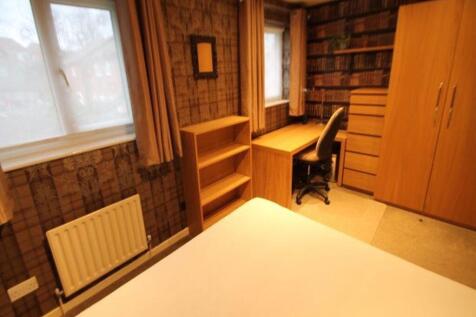 Well-presented bedroom with a comfortable doubl...