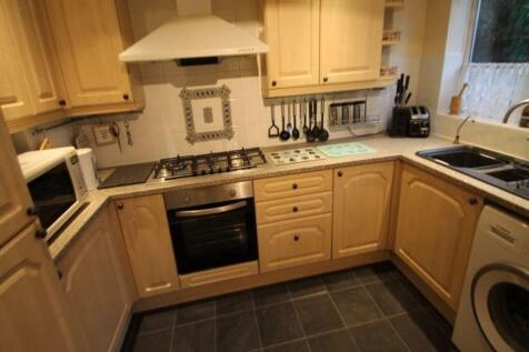 Warm, well-equipped kitchen with a gas hob, int...