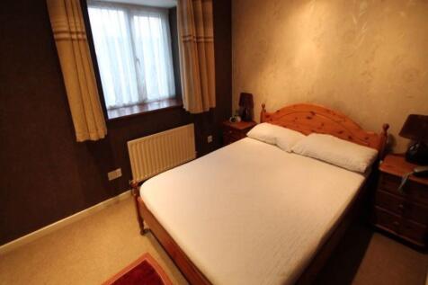 Cozy double bedroom with a comfortable double b...