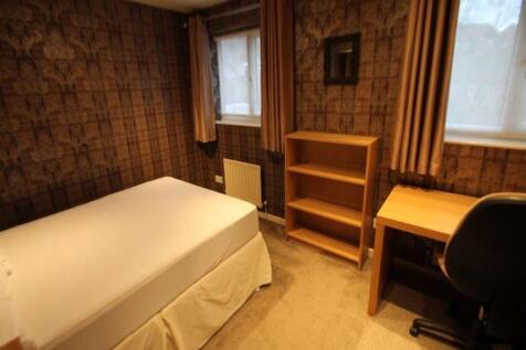 Well-presented double bedroom with a comfortabl...