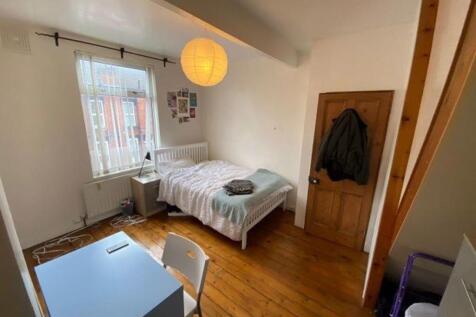 Bright, tidy double bedroom with wooden floors,...