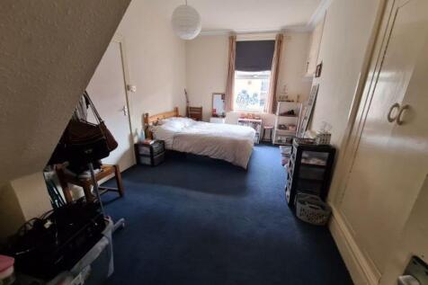 Bright, well-kept double bedroom with a double ...