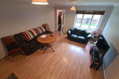 Bright, well-kept living room with wood-effect ...