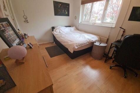 Bright, tidy double bedroom with a comfortable ...