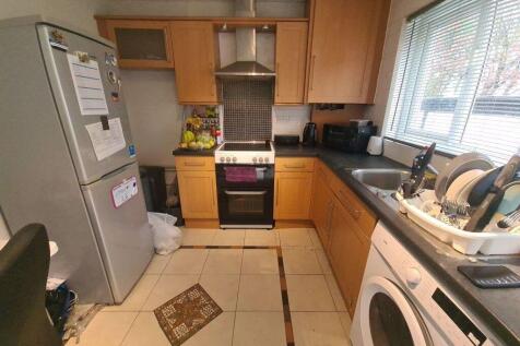 Bright, modern kitchen with wood-effect cabinet...