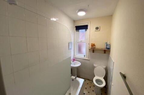 Bright, functional bathroom with a combined bat...