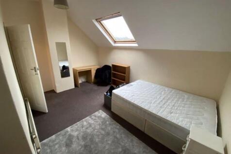 Bright, tidy attic-style bedroom with a single ...