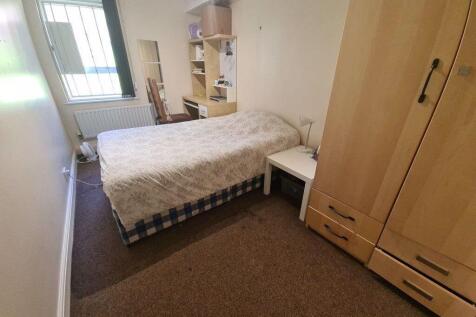 Bright, simply furnished double bedroom with a ...