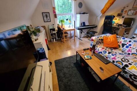 Bright, well-presented shared living room with ...