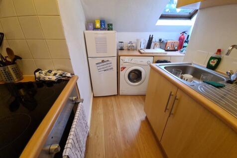 Compact fitted kitchen with wood-effect worktop...
