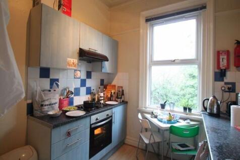 Compact, well-equipped kitchen with fitted unit...