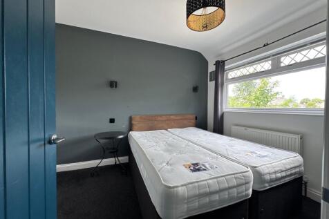 Bright double bedroom with two firm mattresses ...