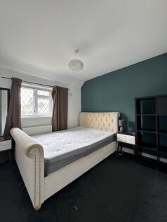 Bright, well-presented double bedroom with a st...