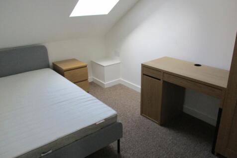 Bright and modern double bedroom with clear nat...