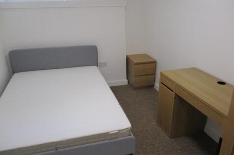 A bright and neatly maintained single bedroom f...