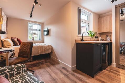 Bright, stylish studio with a cosy double bed a...