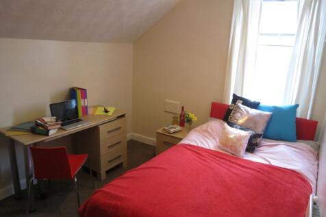 Cozy bedroom featuring a comfortable double bed...