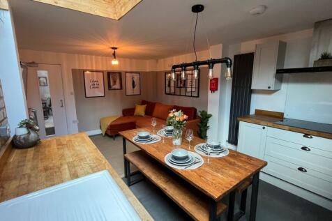 A modern and inviting living room with a comfor...