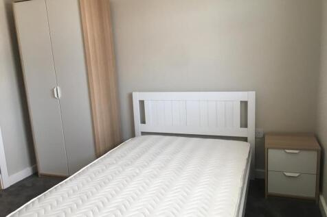 Bright, simply furnished double bedroom with a ...
