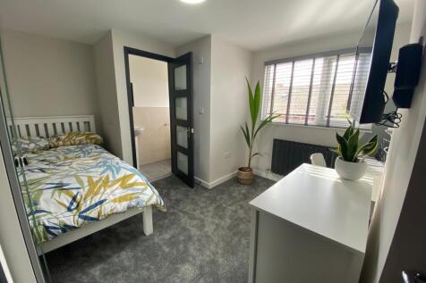 Bright, modern double bedroom with a comfortabl...