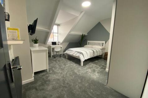 Well-presented attic double bedroom with a comf...