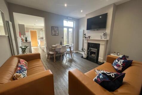 Bright, contemporary open-plan living and dinin...