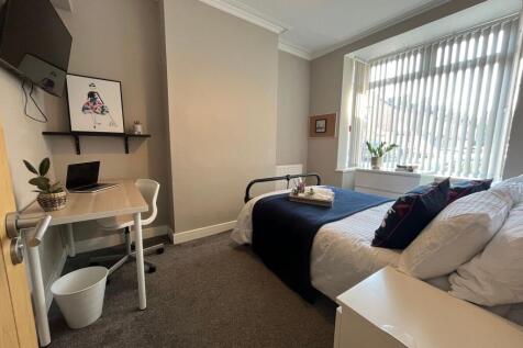 Bright, well-presented bedroom with a double be...