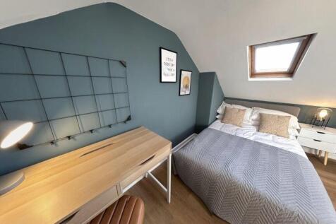 Bright and stylish bedroom with a comfortable d...